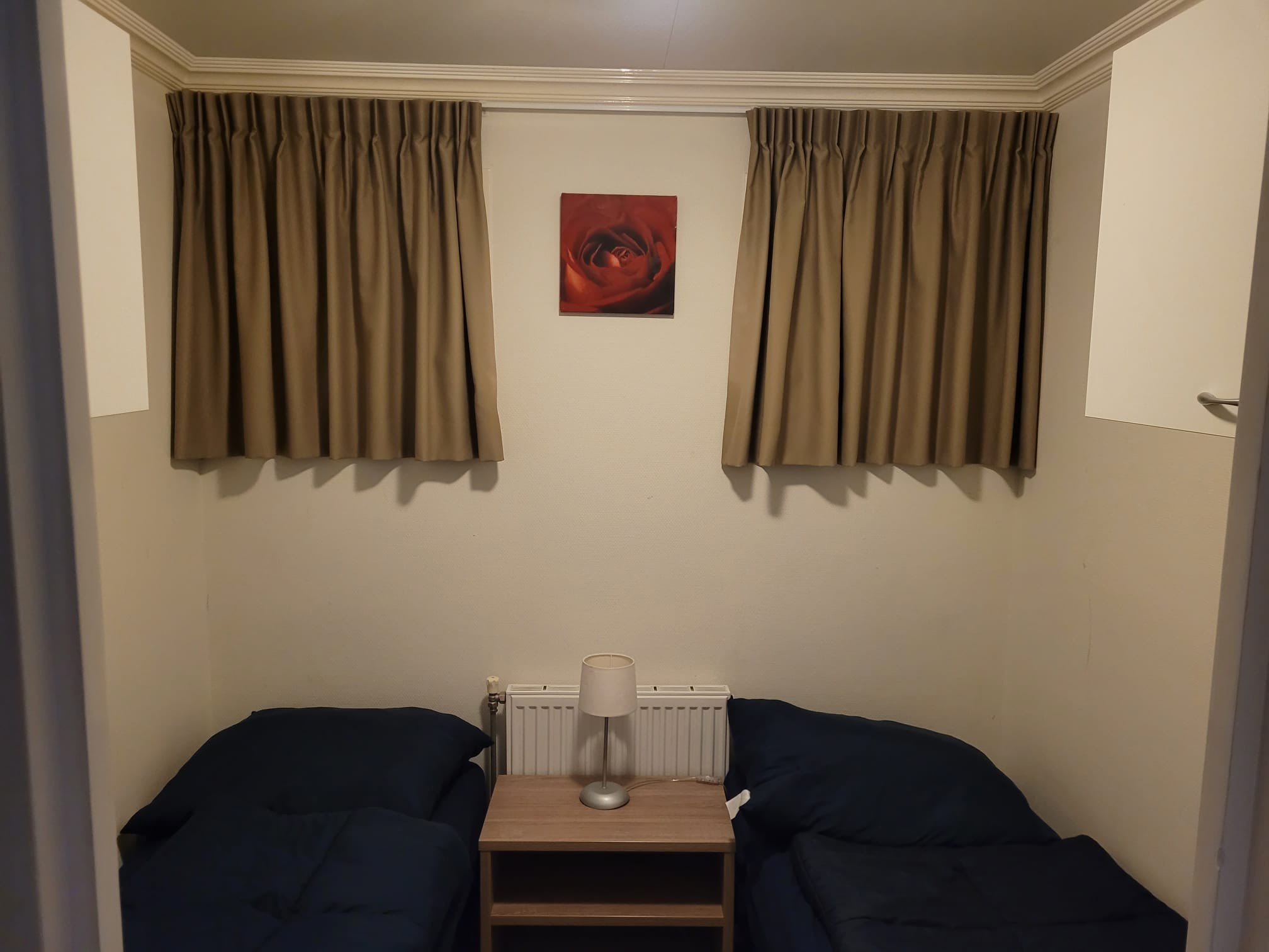 Slaapkamer met twee eenpersoonsbedden